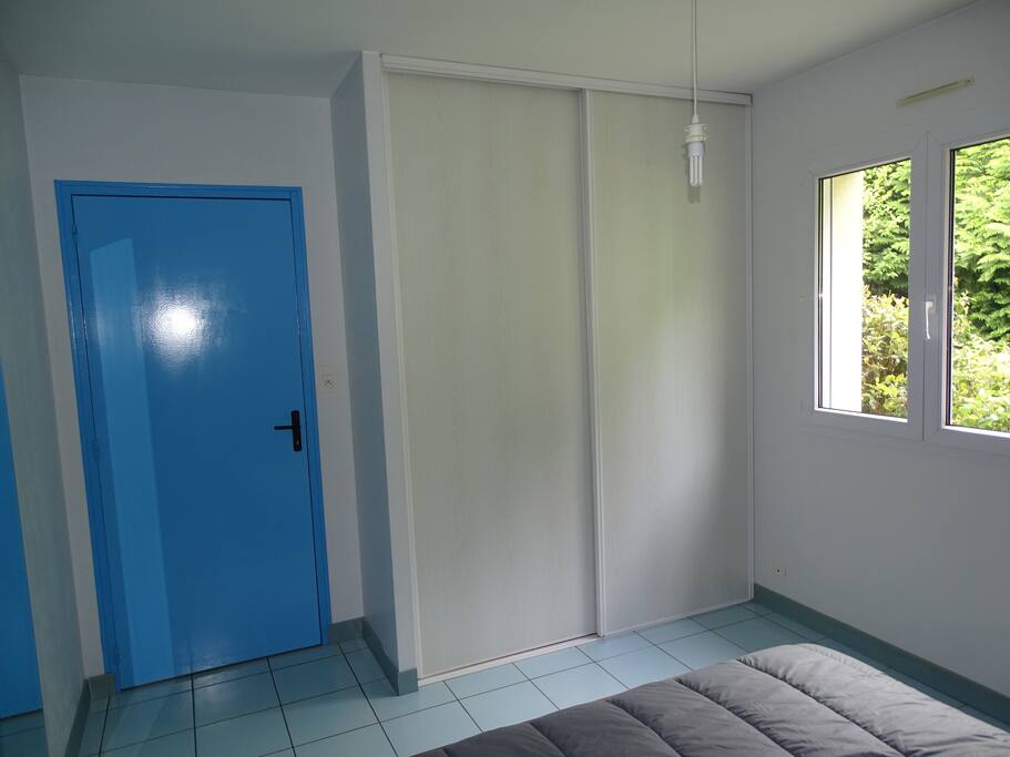 Un grand placard double portes coulissantes dans la chambre