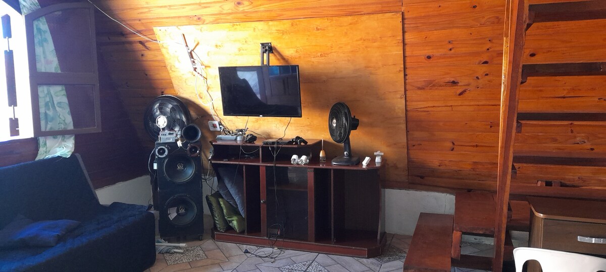 32英寸智能电视、Netflix、Deezer、音乐应用程序、无线网络和扬声器（空间有隔热和噪音） 