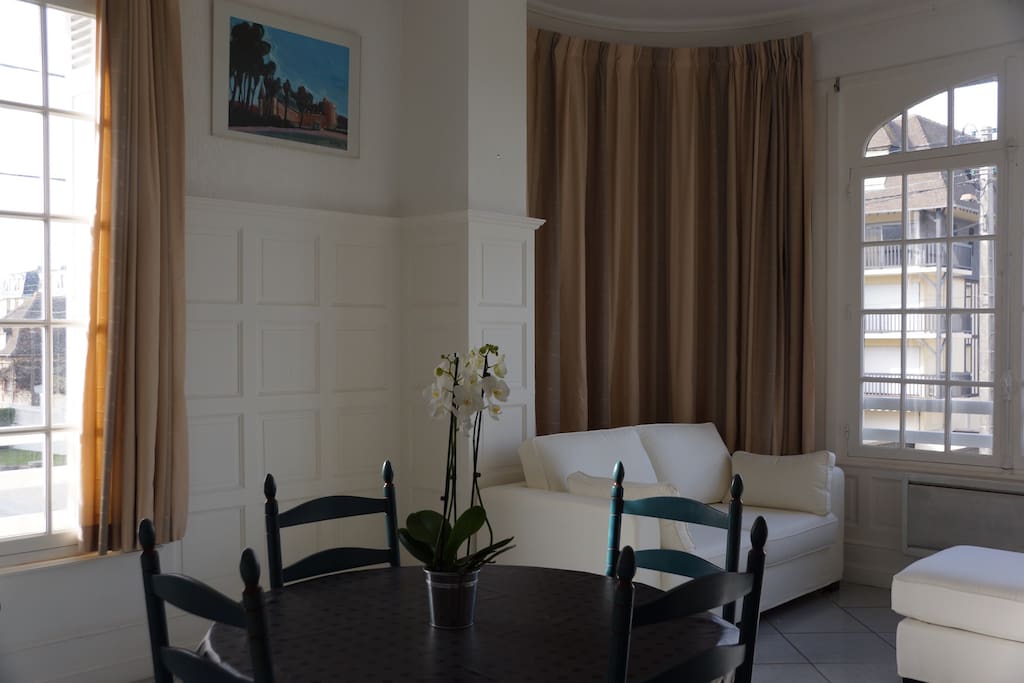 Grand séjour 27m2 avec vue sur la mer