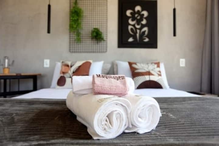 The room is integrated with the balcony and has a privileged view of the mountains, queen size bed, air conditioning, blachout, sheet, pillows and blankets. It has a rack for storing clothes, hangers, mirror and smart TV.