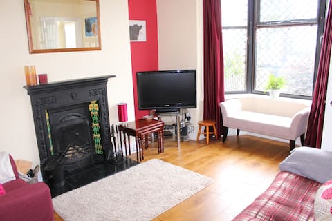 Curlew Cottage- a cosy retreat with a summerhouse.