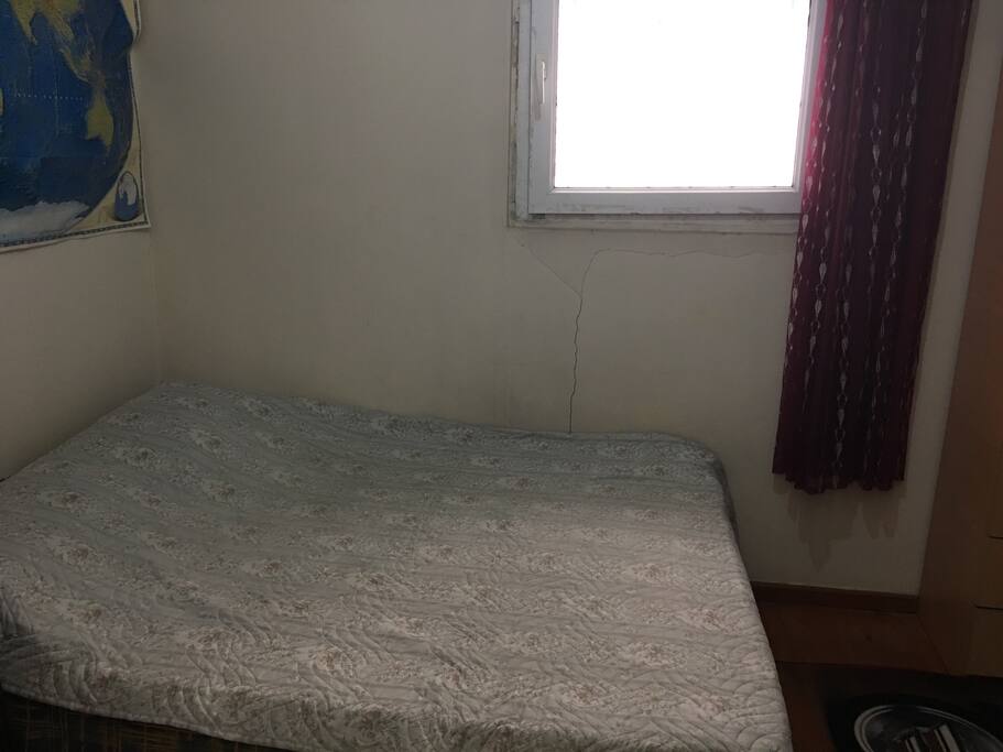 Yatak odası, çift kişilik yatak, elbise dolabı, masa, gece lambası.