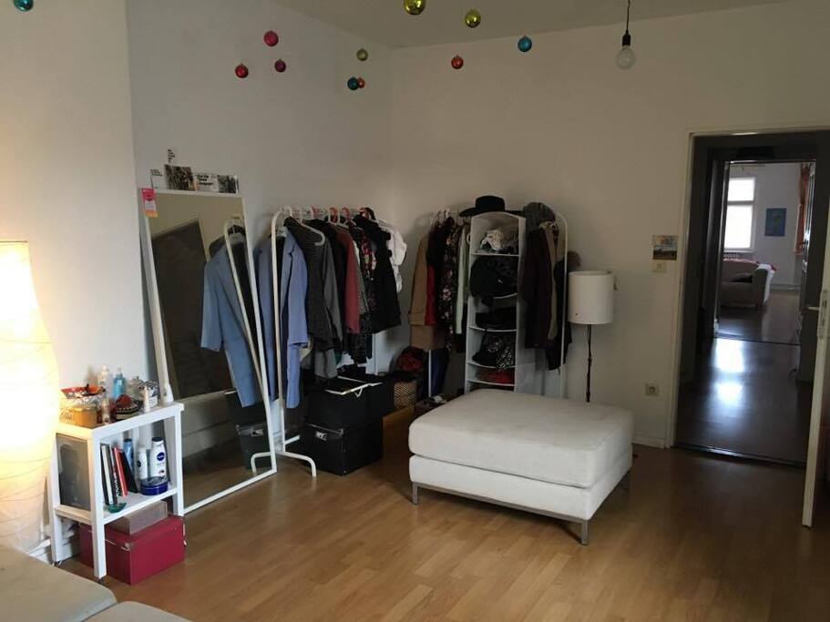 Space and mirror in the private living-room