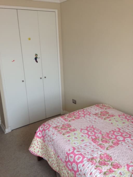 Closet amplio , piso alfombrado