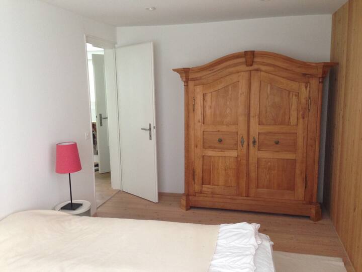 غرفة نزلاء تضم سريرين