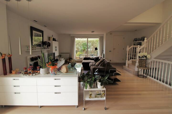 Bonita Villa Adosada con Piscina Privada gallery image 3