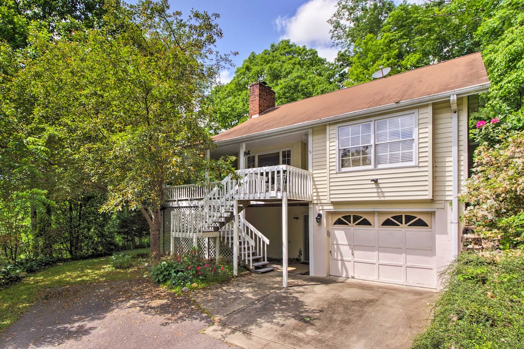 Asheville lies just 10 miles from this 3-bedroom, 2.5-bath abode.
