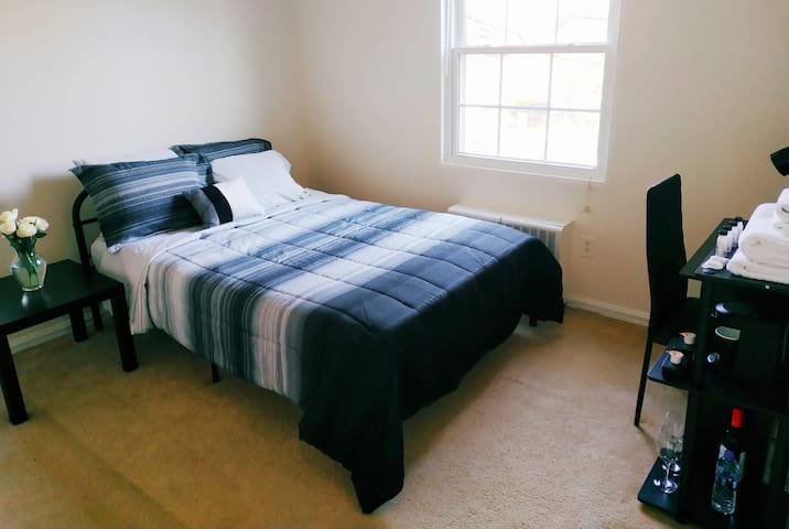 Private Bedroom + Only 8 min to Airport!