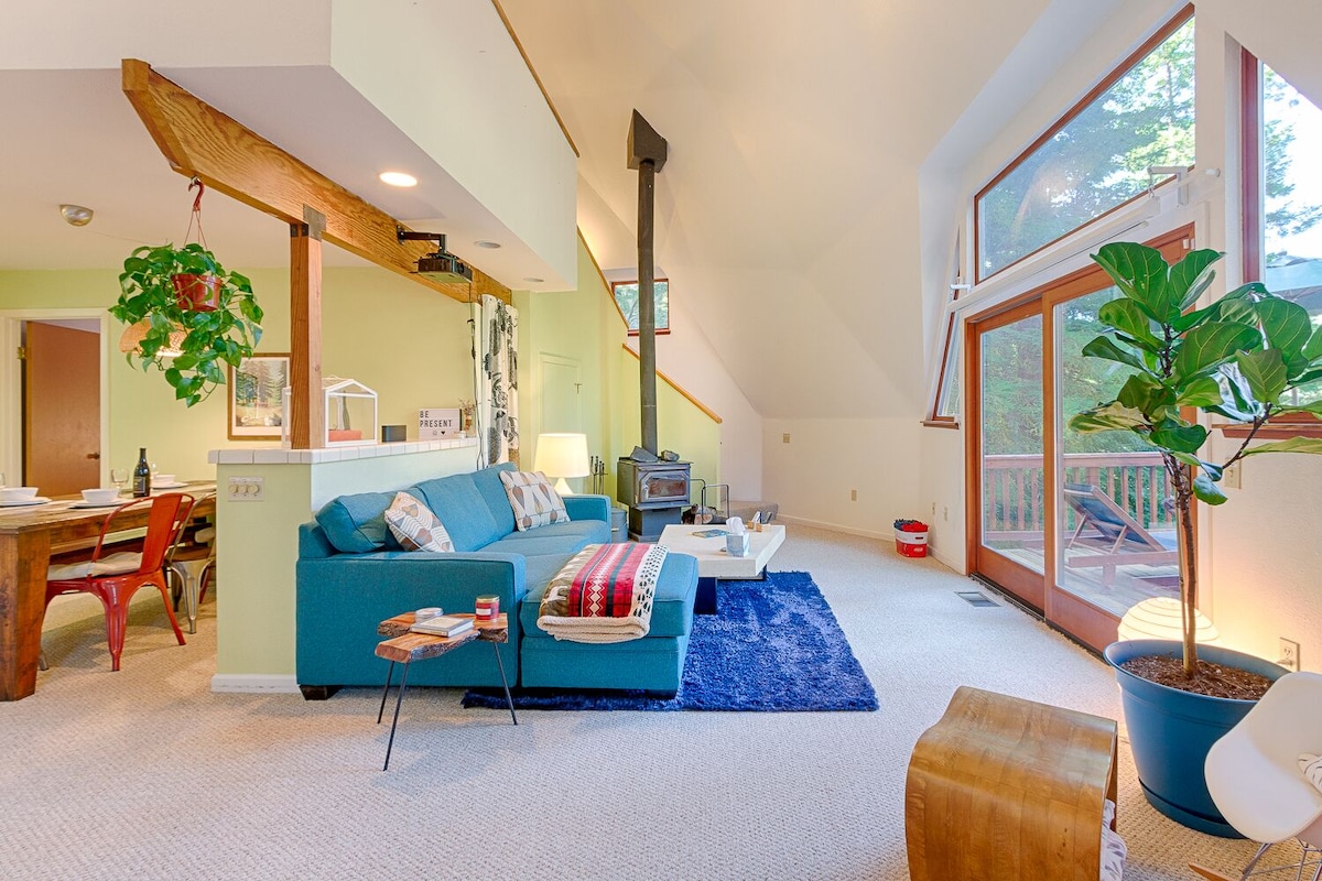 Entra en un amplio espacio de estar/comedor, que se completa con una mesa de granja hecha a mano, un cómodo sofá, un rincón de lectura y vistas a las secuoyas.