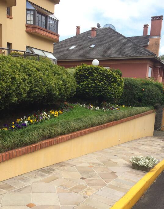 Jardim do prédio sempre florido e arborizado como toda a cidade de Gramado