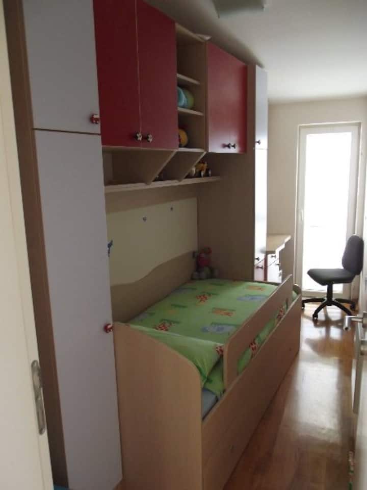 habitación para niños con balcón que ofrece magníficas vistas del mar y las islas de Brac, Solta, la ciudad de Split,la bahía de Kastela y la península de Ciovo.