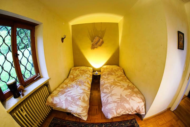 Das Schlafzimmer der Kinder (auch mit 3 Betten - mit einem Bett quer hinter Kamera-Standpunkt )