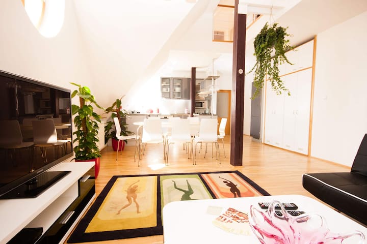 Kozi Loft 3-Bedrooms, 2-Bathrooms (Old Town)