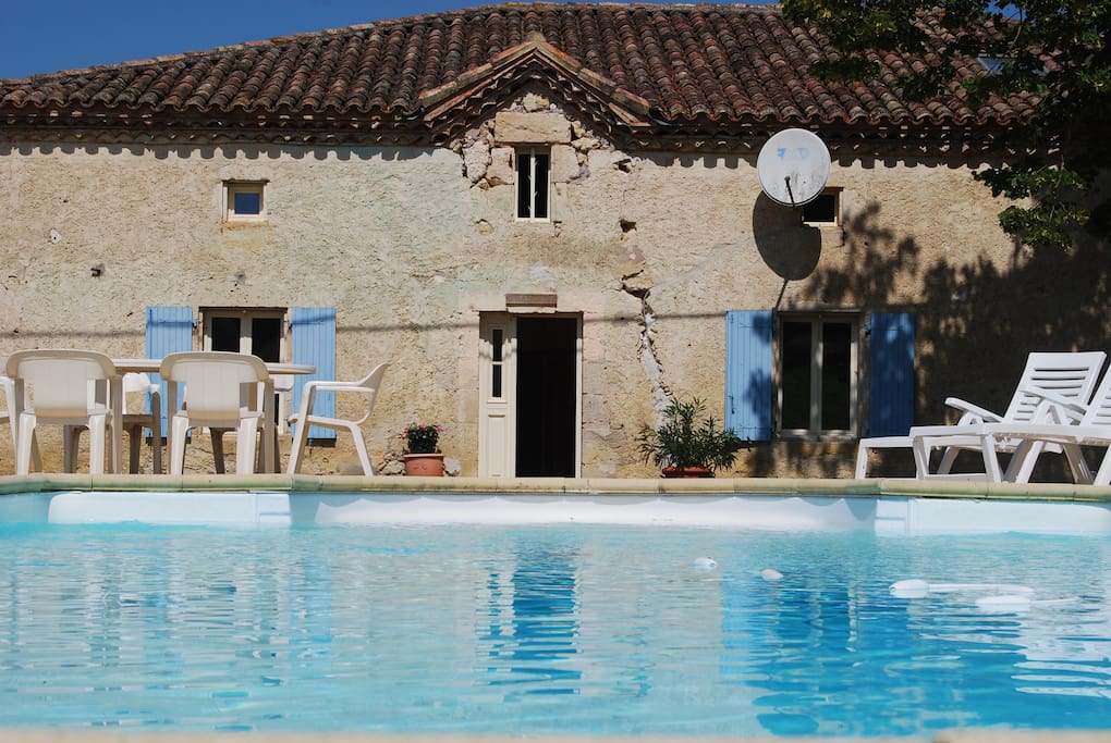 Vue sur la maison depuis la piscine.