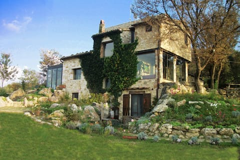 Tuscan country villa with swimming pool