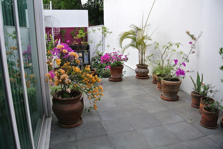 Beautiful designer artists home.. gallery image 2