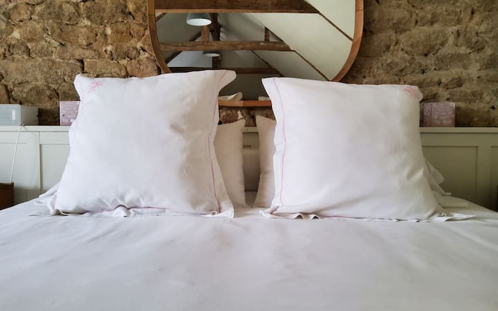 Super-Kingsize-Bett mit einer Wollsteppdecke für angenehme Schlaftemperatur im Sommer und Winter. Zusätzliche Kissen und Wolldecke. Bettwäsche, Bademäntel und Handtücher aus Baumwolle sind vorhanden. 