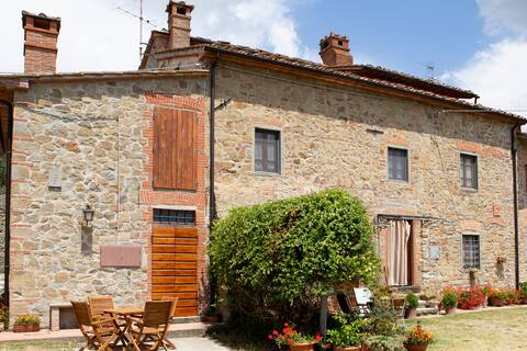 CASA Toscana, view and pool from April  to October