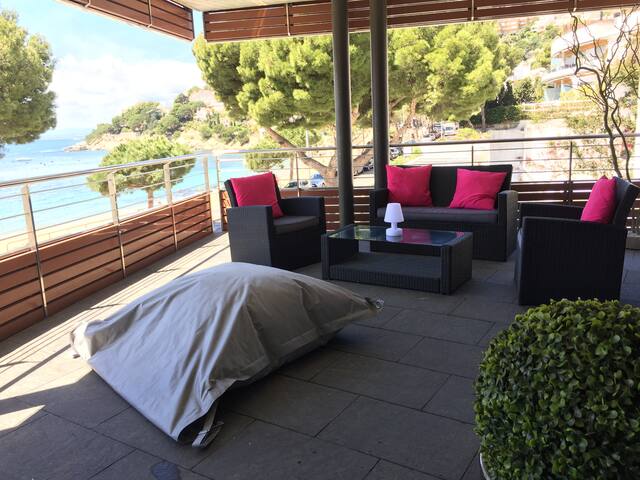 Appartement design en front de mer avec piscine