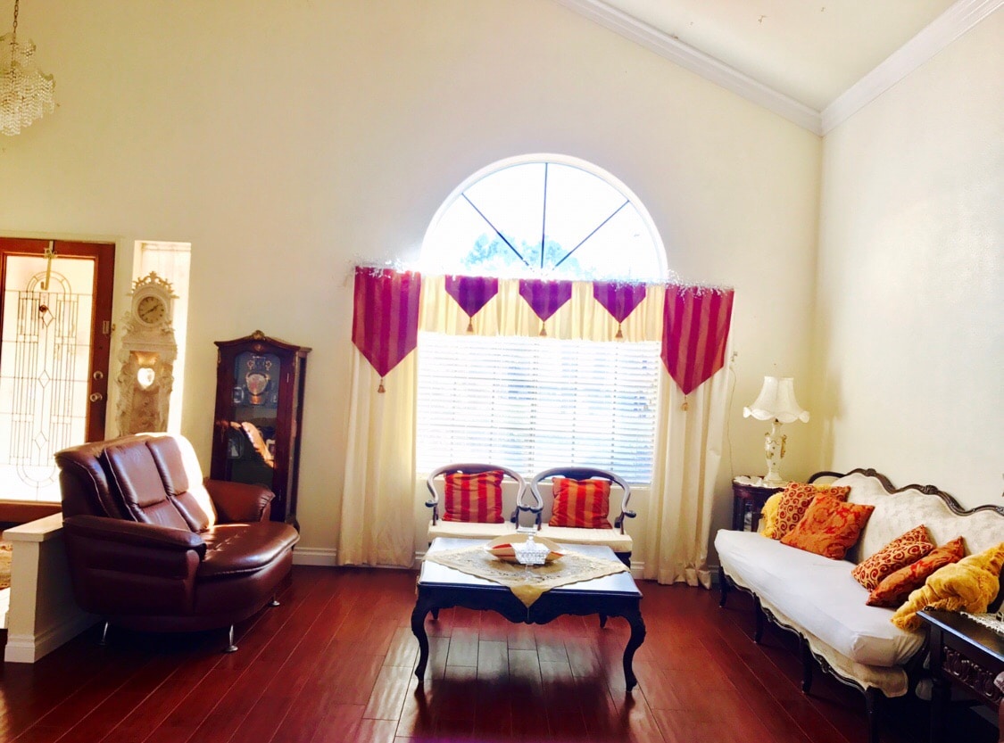 סלון ענק/ עם פסנתר