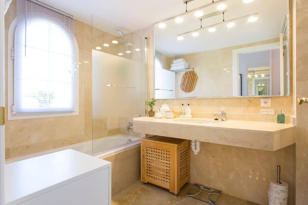 Master bedroom's en-suite bathroom