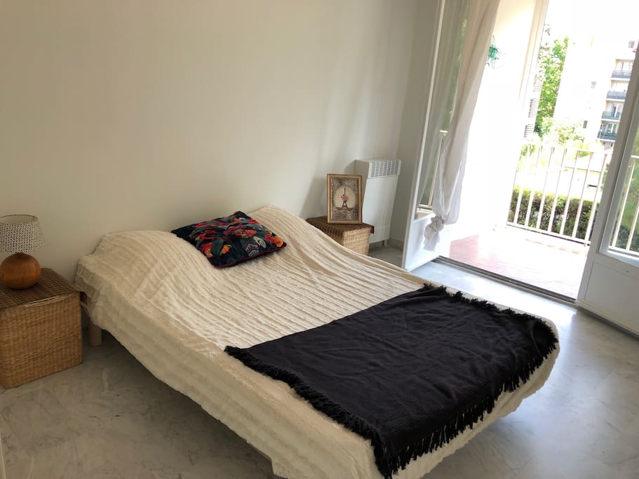 Chambre avec baie vitrée et grand placard