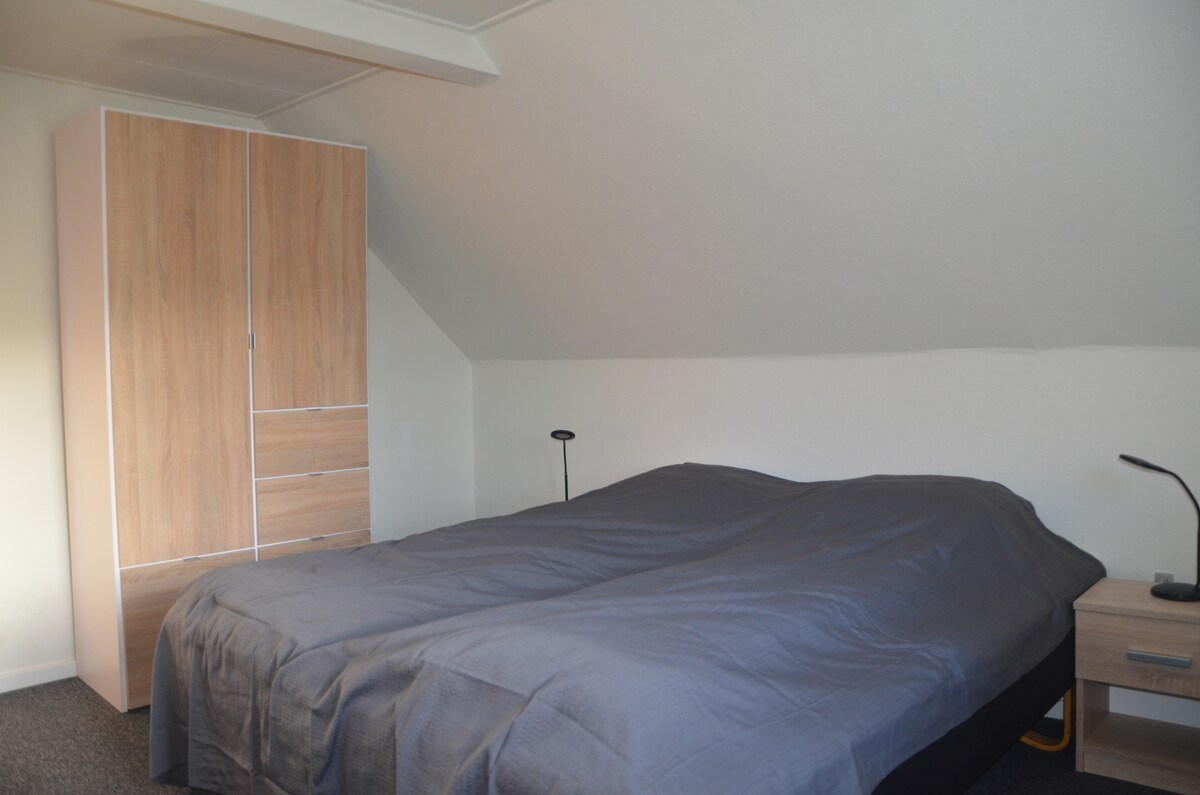 Spavaća soba 9: moguće je da ima dodatnu sobu br. 4 u rezidenciji upravitelja. Bračni krevet ili 2 kreveta za 1 osobu.