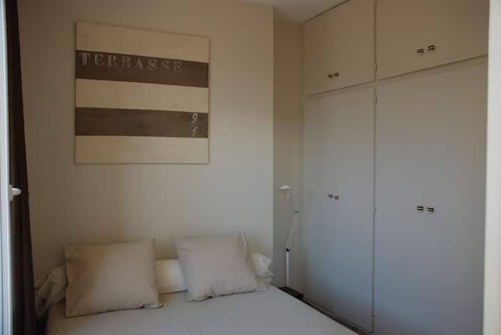 Soba s krevetom 160 x 200. Mnogo ormara. Prozor na terasi. Rolete za zamračivanje