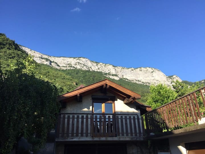 A "little house" near lake and Annecy center