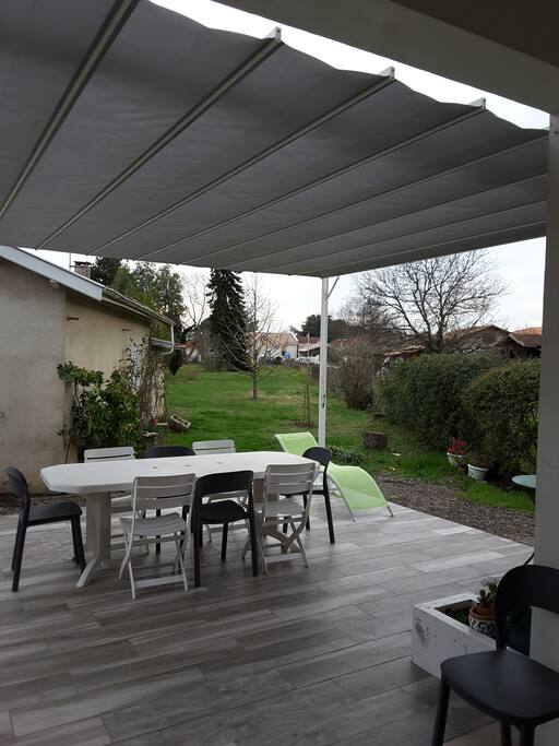grande terrasse couverte et grand espace de jeux