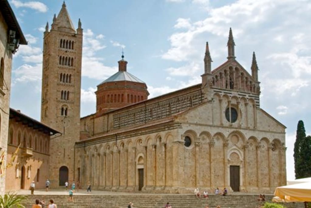 La Cattedrale di S. Cerbone, a soli 2 minuti a piedi dalla Villetta dell'Ortino