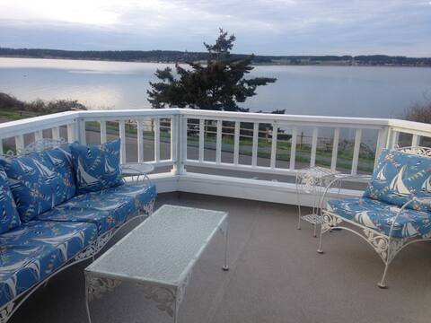 Float On Inn-amazing views --3 blocks to town!
