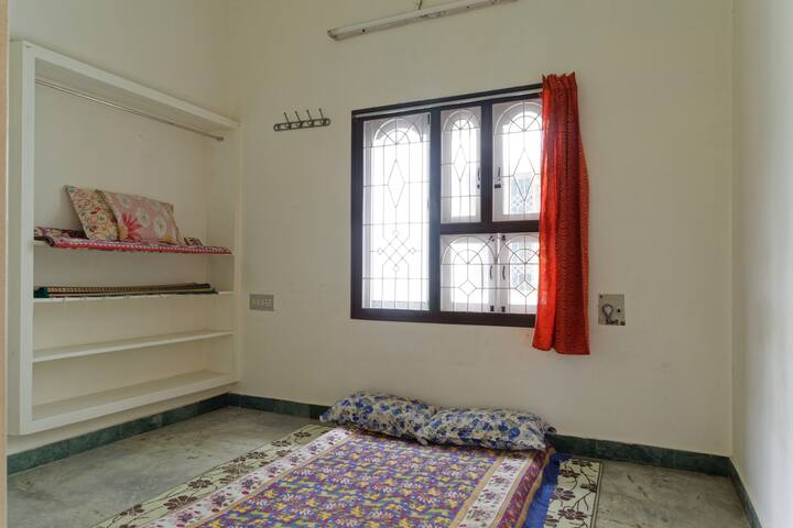 חדר 2 - לאחרונה נוסף מבנה מיטה