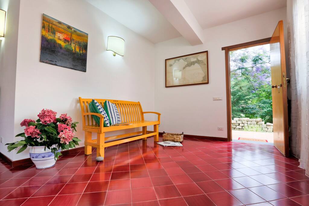 Ingresso e giardino