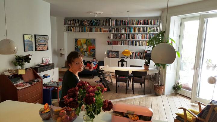 בירגיט בסלון והמטבח המשולבים