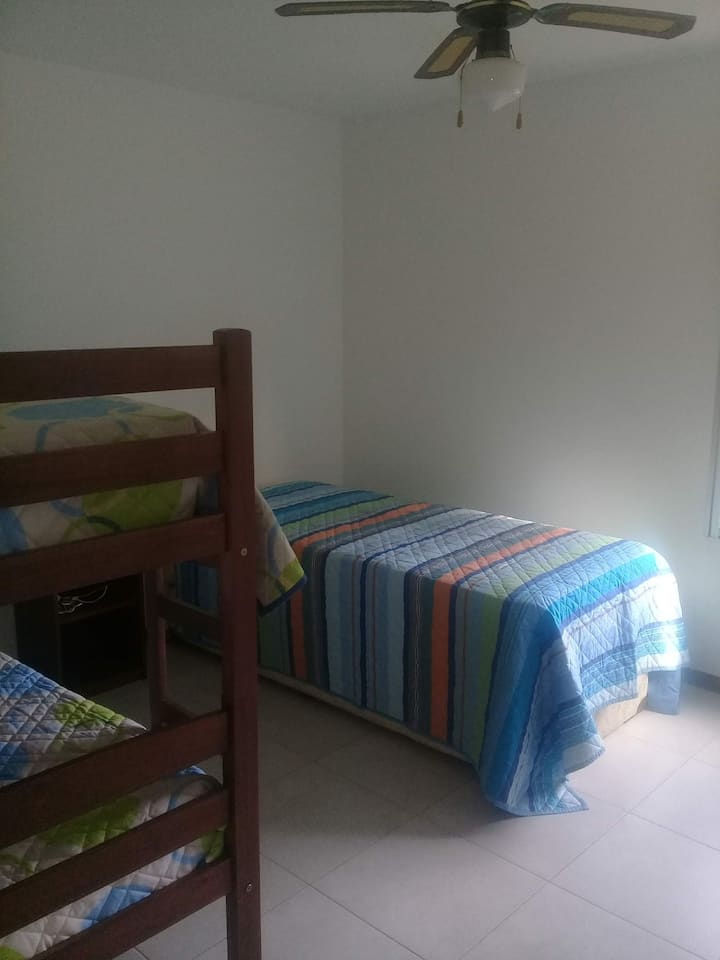 Chumba cha kwanza cha kulala, chenye feni ya dari, mwonekano wa bustani