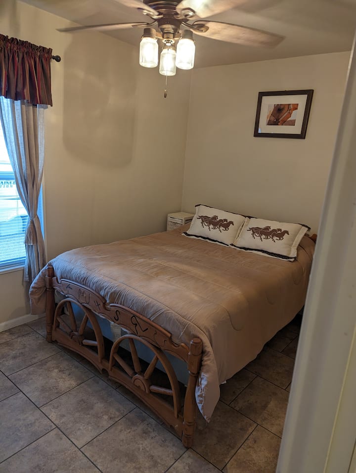 Letto matrimoniale nella camera degli ospiti