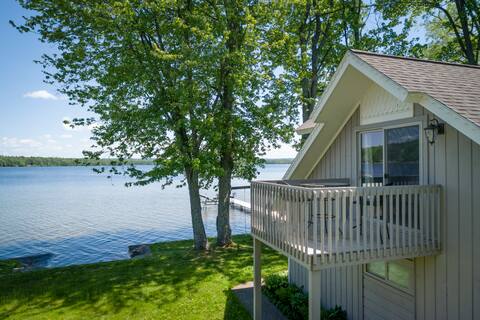Lavish Lakehouse|Steps to Water|BBQ, Kayaks, Dock