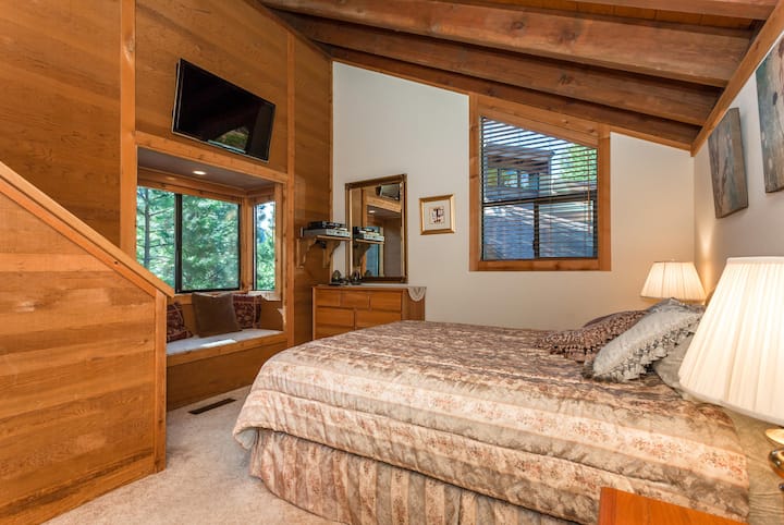 Dormitorio 1. Dormitorio principal, cine en casa y vistas a las montañas.