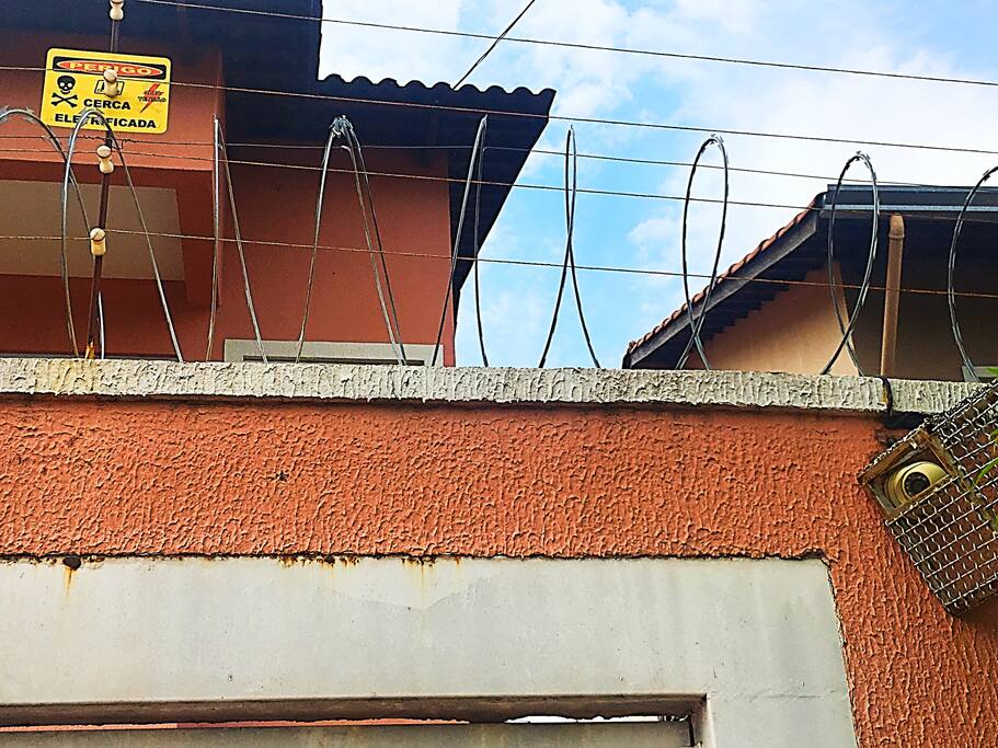 Cerca elétrica, concertina e câmera
