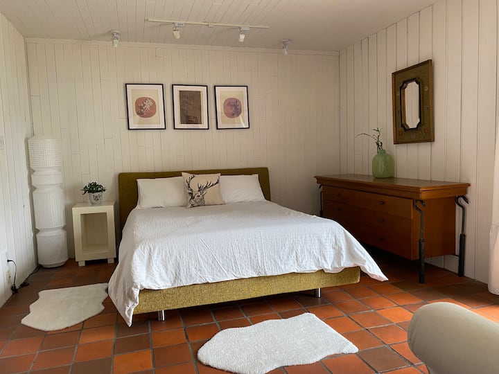 חדר שינה למטה עם מיטת קווין סייז ונוף לים 