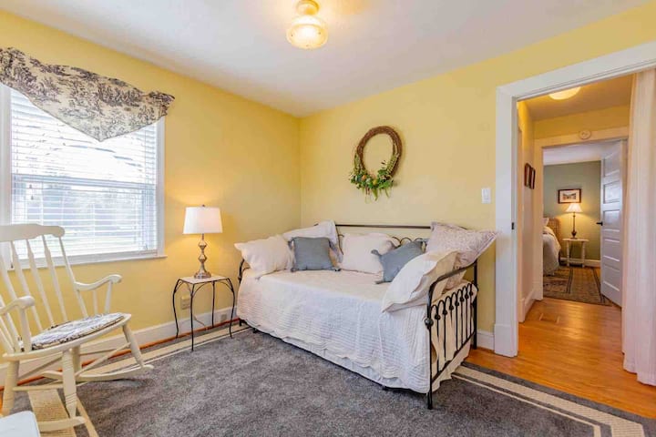 Соба со кревет на спуштање (2 близнаци) 