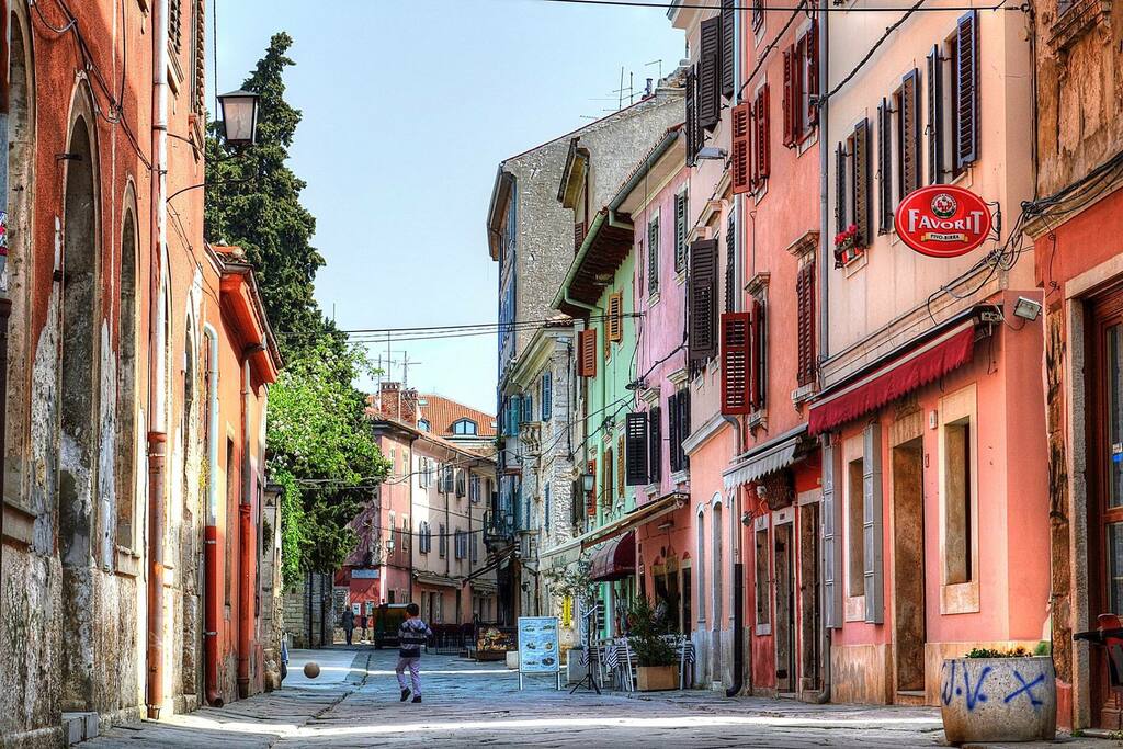 Amazing Kandler street where is located the apartment
