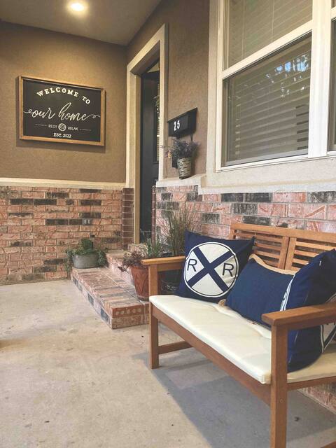 Modern 2 bed 2 bath cottage on a quiet street