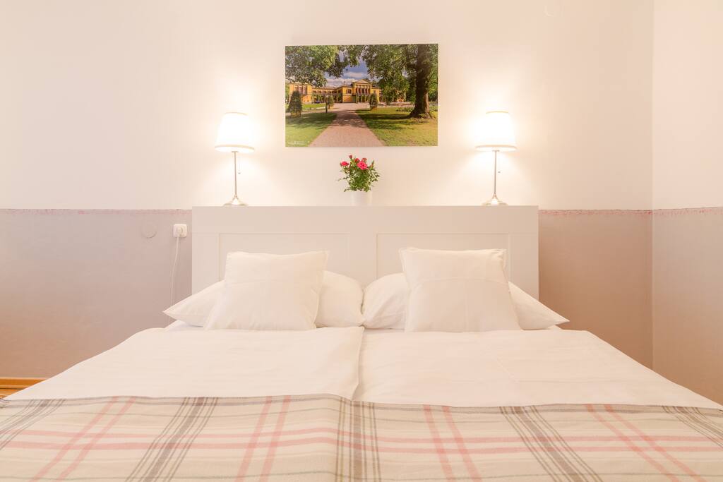 Gemütliches Doppelbett für guten Schlaf