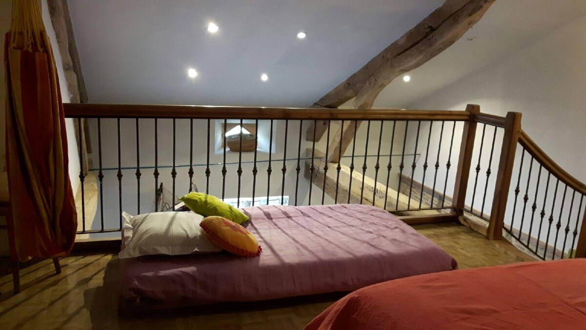 Mezzanine avec 2 couchages , un lit de 140 et un de 90