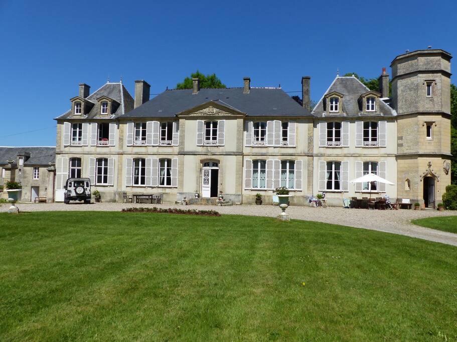 Bâtiment principal. L'appartement se situe dans les dépendances (bâtiment sur la gauche de la photo)