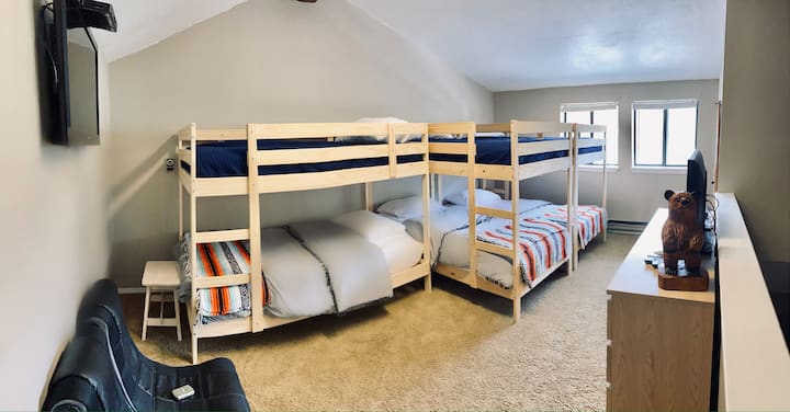 Მესამე სართულის ორსართულიანი ოთახი გათვლილია ექვს ადამიანზე. ორი ტელევიზორითა და სათამაშო ცენტრით, სკამებით, ის იდეალურია ბავშვებისთვის.  (ან ვინმე სხვა!) 