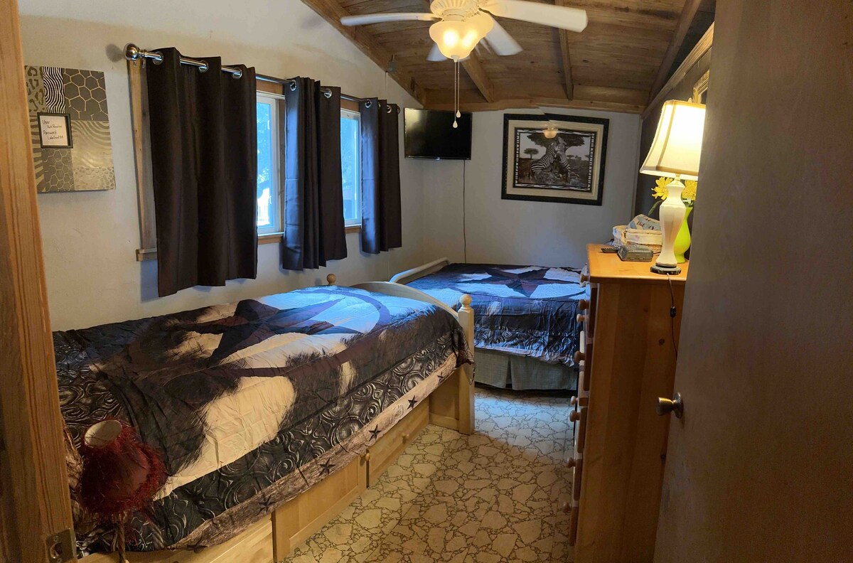 Втора спалня с пълноразмерно легло и единично легло 