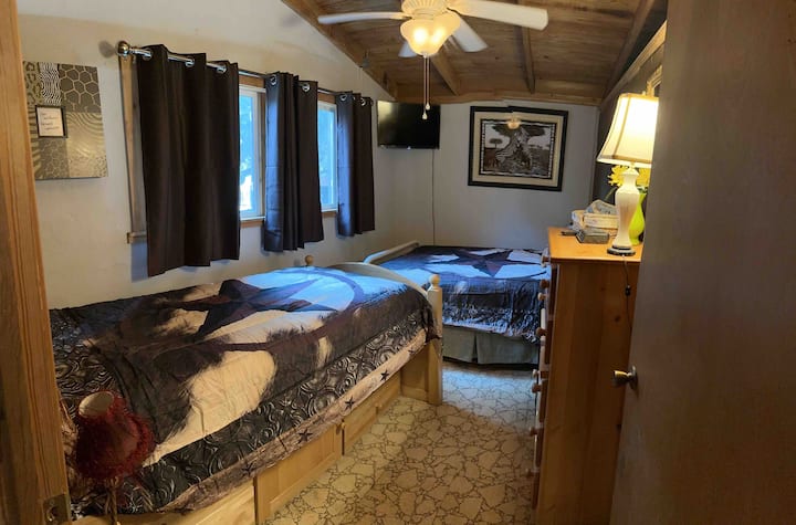 Მეორე საძინებელი სრული ზომის საწოლით და ერთადგილიანი საწოლით 